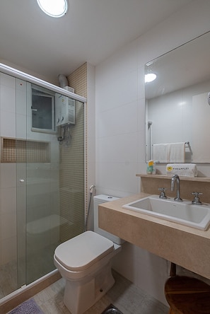 Shower, hair dryer, towels, shampoo