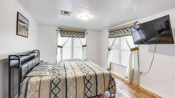3 bedrooms, iron/ironing board, WiFi, bed sheets