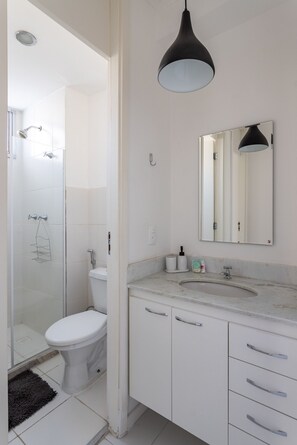Shower, towels, shampoo, toilet paper - Charm in Barra da Tijuca | Great wifi | SA508 (Rio de Janeiro)