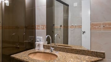 Regadera, secadora de cabello, toallas, shampoo