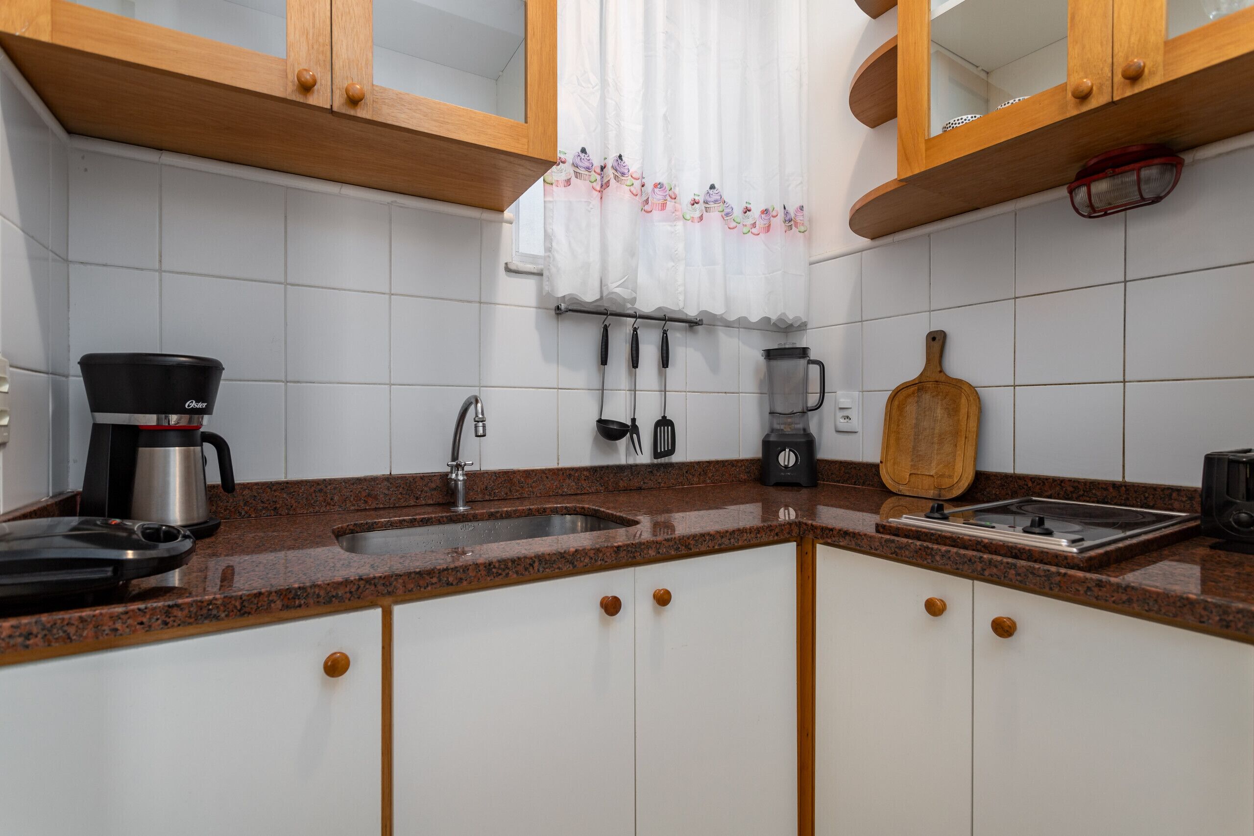 Refrigerador, microondas, parrilla de estufa y cafetera y tetera 