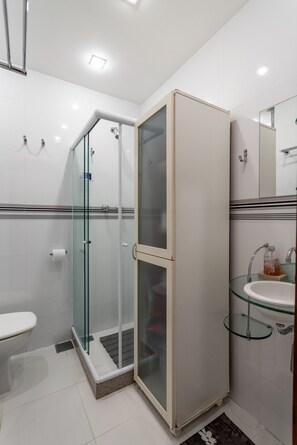 Shower, hair dryer, towels, shampoo