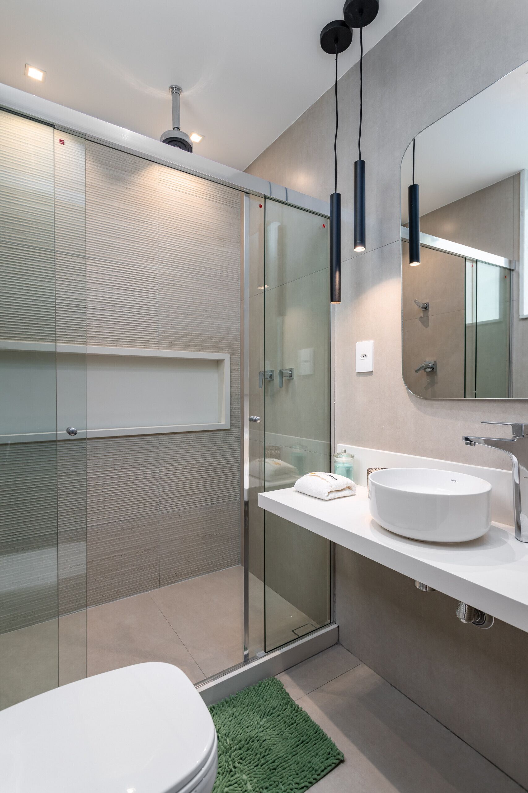 Een douche, een haardroger, handdoeken, shampoo