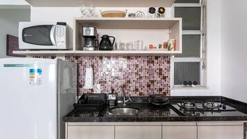 KĂŒhlschrank, Mikrowelle, Herdplatte, Wasserkocher mit Kaffee-/Teezubehör