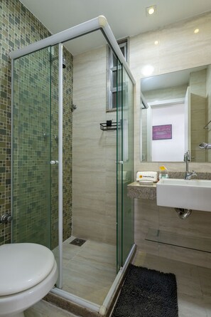 Dusche, Haartrockner, Handtücher, Shampoo