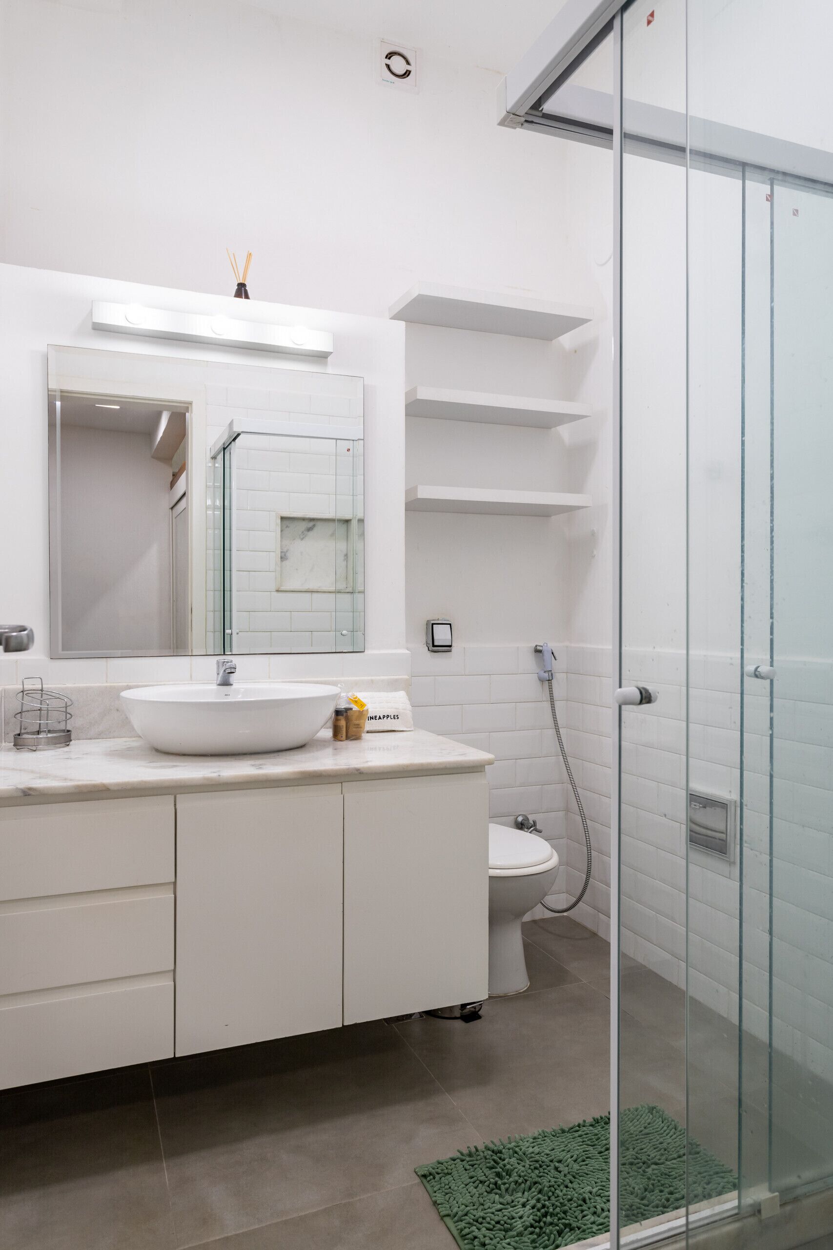 Shower, hair dryer, towels, shampoo