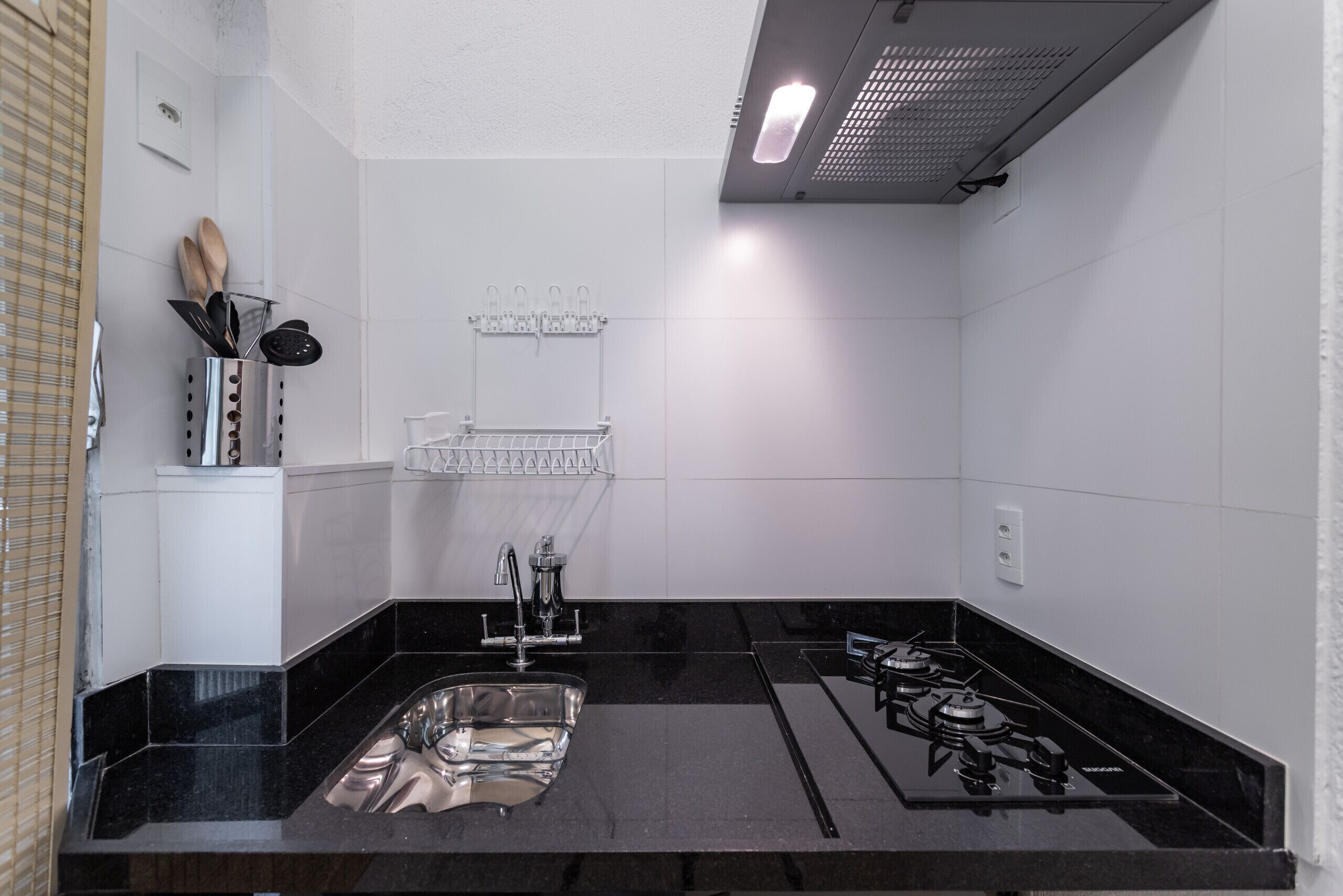 Microondas, placa de cocina, cafetera o tetera y tostadora