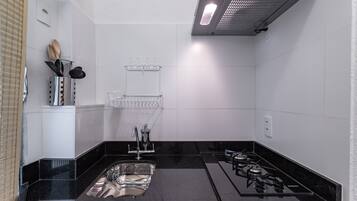 Microondas, placa de cocina, cafetera o tetera y tostadora