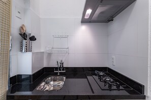 Mikrovågsugn, spishäll, kaffe- och tebryggare och brödrost