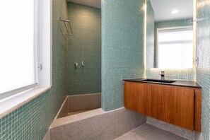 Een douche, een haardroger, handdoeken, shampoo