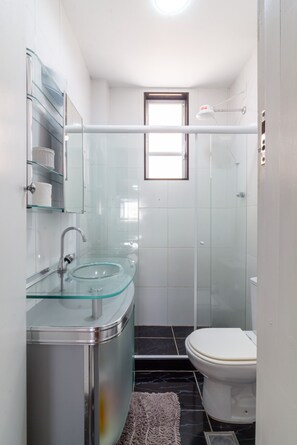 Dusche, Handtücher, Shampoo, Toilettenpapier