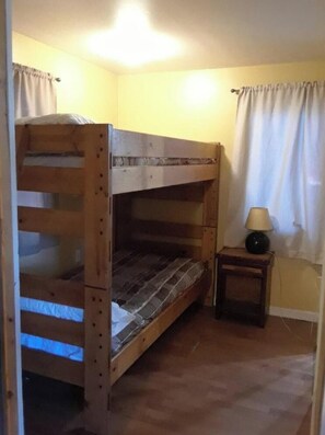 2 bedrooms, WiFi, bed sheets
