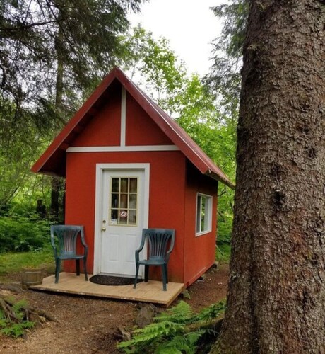 Dy cabin with shared bath house.