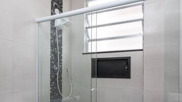 Shower, hair dryer, towels, shampoo