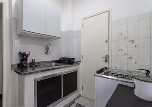 Kylskåp, mikrovågsugn, spishäll och diskmaskin