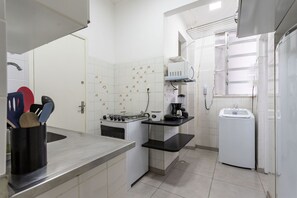 Een koelkast, een magnetron, een kookplaat, een vaatwasser