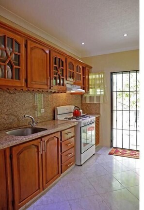 Een koelkast, een microgolfoven, een oven, een kookplaat