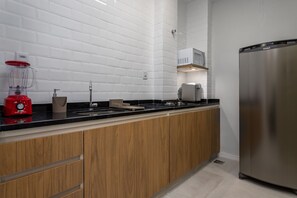 Kylskåp, mikrovågsugn, spishäll och kaffe- och tebryggare