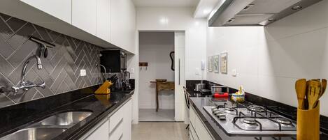 Geladeira, micro-ondas, fogão, cooktop