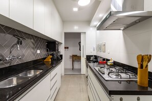 Réfrigérateur, four à micro-ondes, un four, surface de cuisson