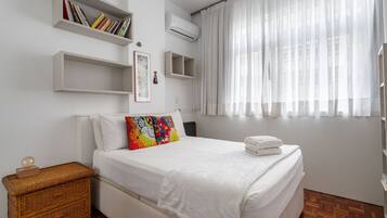 2 quartos, ferros/tábuas de passar roupa, berço de viagem