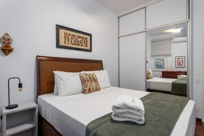 2 habitaciones, tabla de planchar con plancha y cuna de viaje 