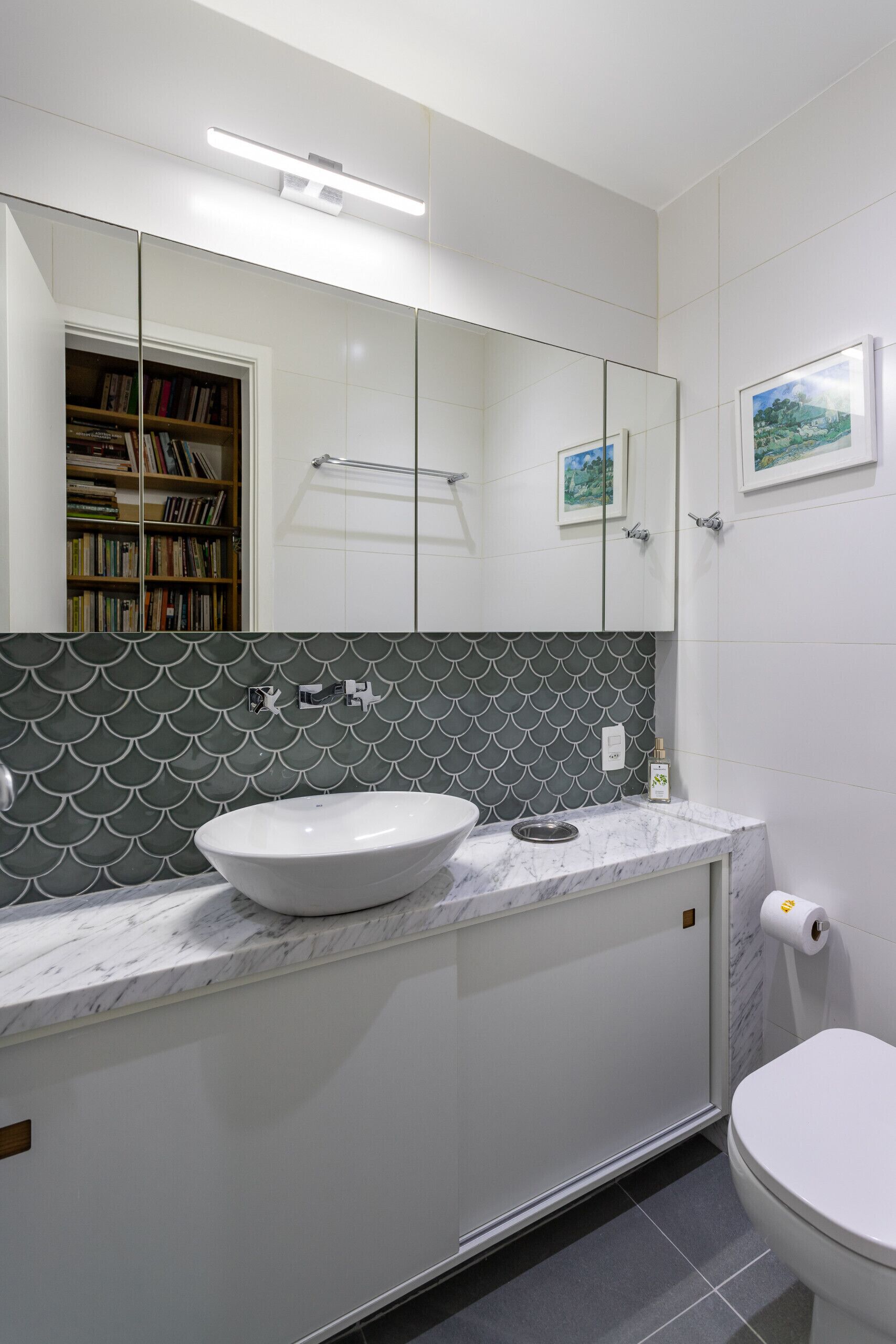 Shower, hair dryer, towels, shampoo