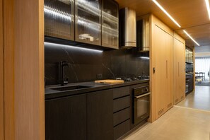 Kjøleskap, mikrobølgeovn, ovn og kokeplater