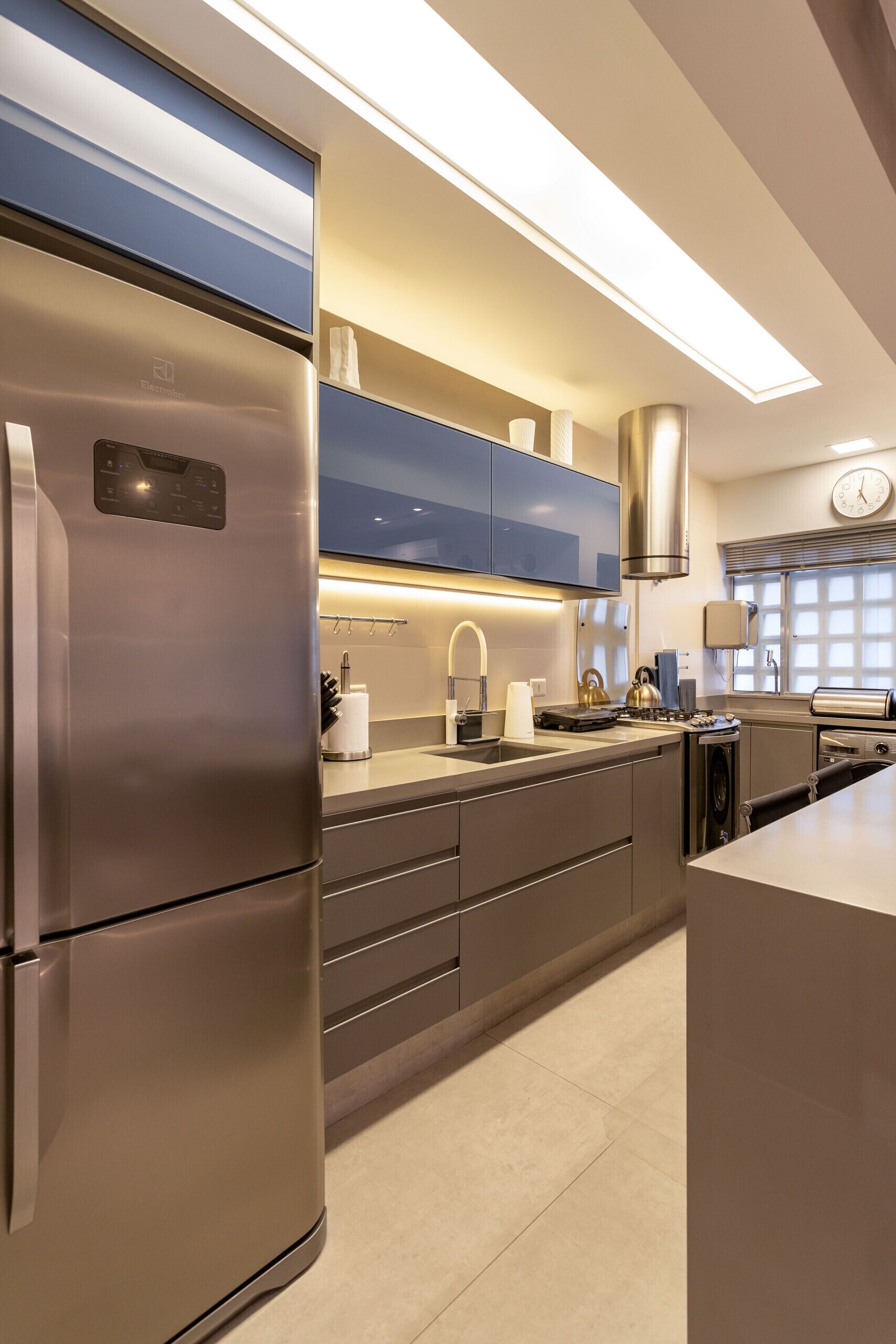 Geladeira, micro-ondas, fogão, cooktop