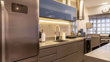 Geladeira, micro-ondas, fogão, cooktop