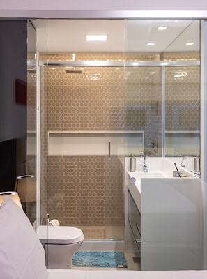 Dusche, HandtĂŒcher, Shampoo, Toilettenpapier