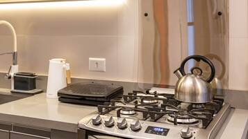 Lemari es, microwave, oven, dan kompor