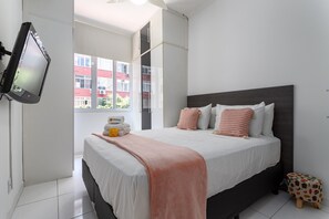 1 habitación, tabla de planchar con plancha y cuna de viaje