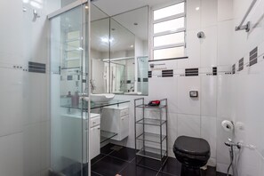 Douche, sèche-cheveux, serviettes fournies, shampoing