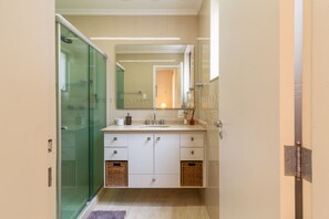 Shower, hair dryer, towels, shampoo - Sea view, 2 minutes from the beach | FMS502 (Rio de Janeiro)