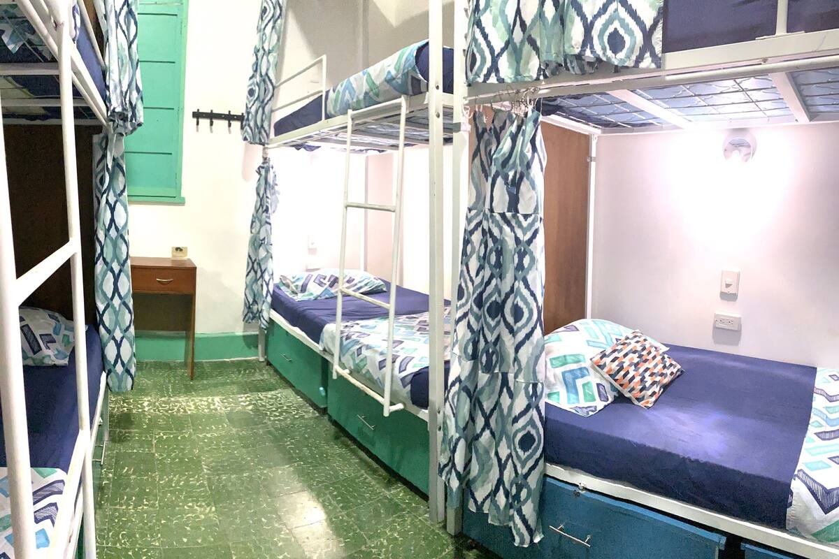 Dormitorio condiviso Standard | Una cassaforte in camera, Wi-Fi gratuito, lenzuola