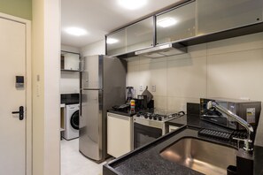 Een koelkast, een magnetron, een oven, een kookplaat