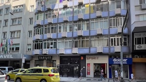 A multi-story building with balconies, storefronts including Target and Spirit, and a yellow taxi on the street. - Friendly in Copa | Ideal for couples | NSC1209 (Rio de Janeiro)