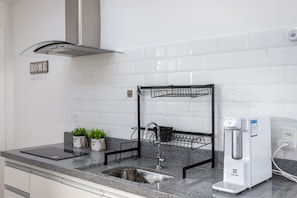 Plaque de cuisson, cafetière/bouilloire, bouilloire électrique