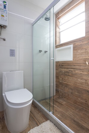 Shower, hair dryer, towels, shampoo