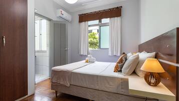 2 quartos, ferros/tábuas de passar roupa, berço de viagem