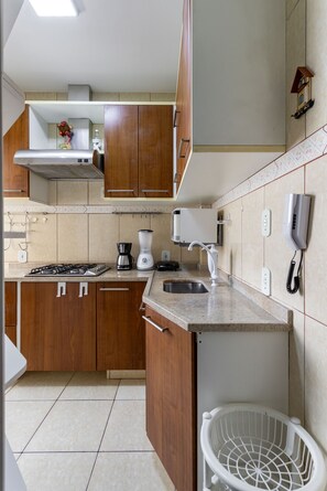 Réfrigérateur, micro-ondes, plaque de cuisson, cafetière/bouilloire