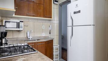 Geladeira, micro-ondas, cooktop, cafeteira/chaleira