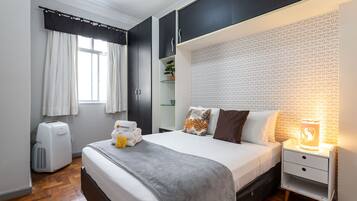 2 quartos, ferros/tábuas de passar roupa, berço de viagem