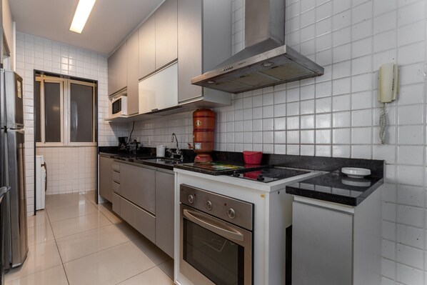 Een koelkast, een magnetron, een oven, een kookplaat