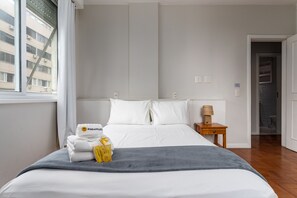 3 bedrooms, travel crib, free WiFi, bed sheets - For families, 3 minutes from Copacabana beach | SL501 (Rio de Janeiro)
