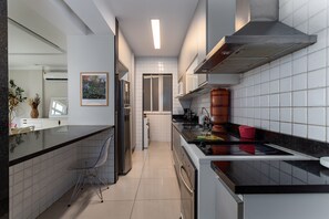 冷蔵庫、電子レンジ、オーブン、コンロ