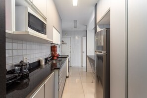 冰箱、微波炉、烤箱、炉灶