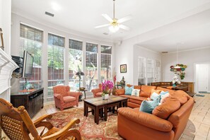 Smart-TV, Kamin, Bücher