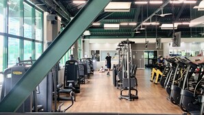 A gym with various exercise equipment, large windows, and a high ceiling. - Suite, pool and gym | BPremium T4 Z10 (Rio de Janeiro)